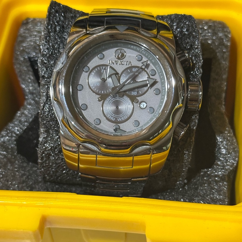 Invicta Chronograph Watch with Elegant Design